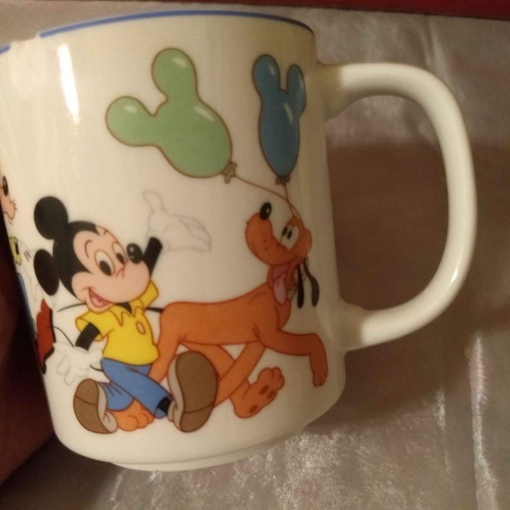 The Original Disney Gang Coffee Cup . It has a tiny chip. Perfect for storage.